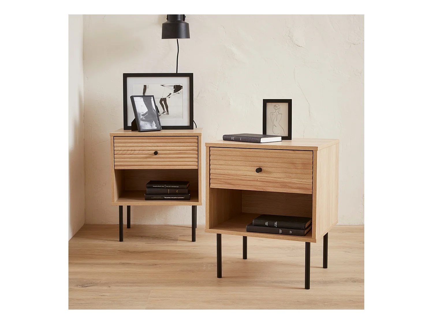 Set di 2 comodini effetto legno scanalato, marrone naturale