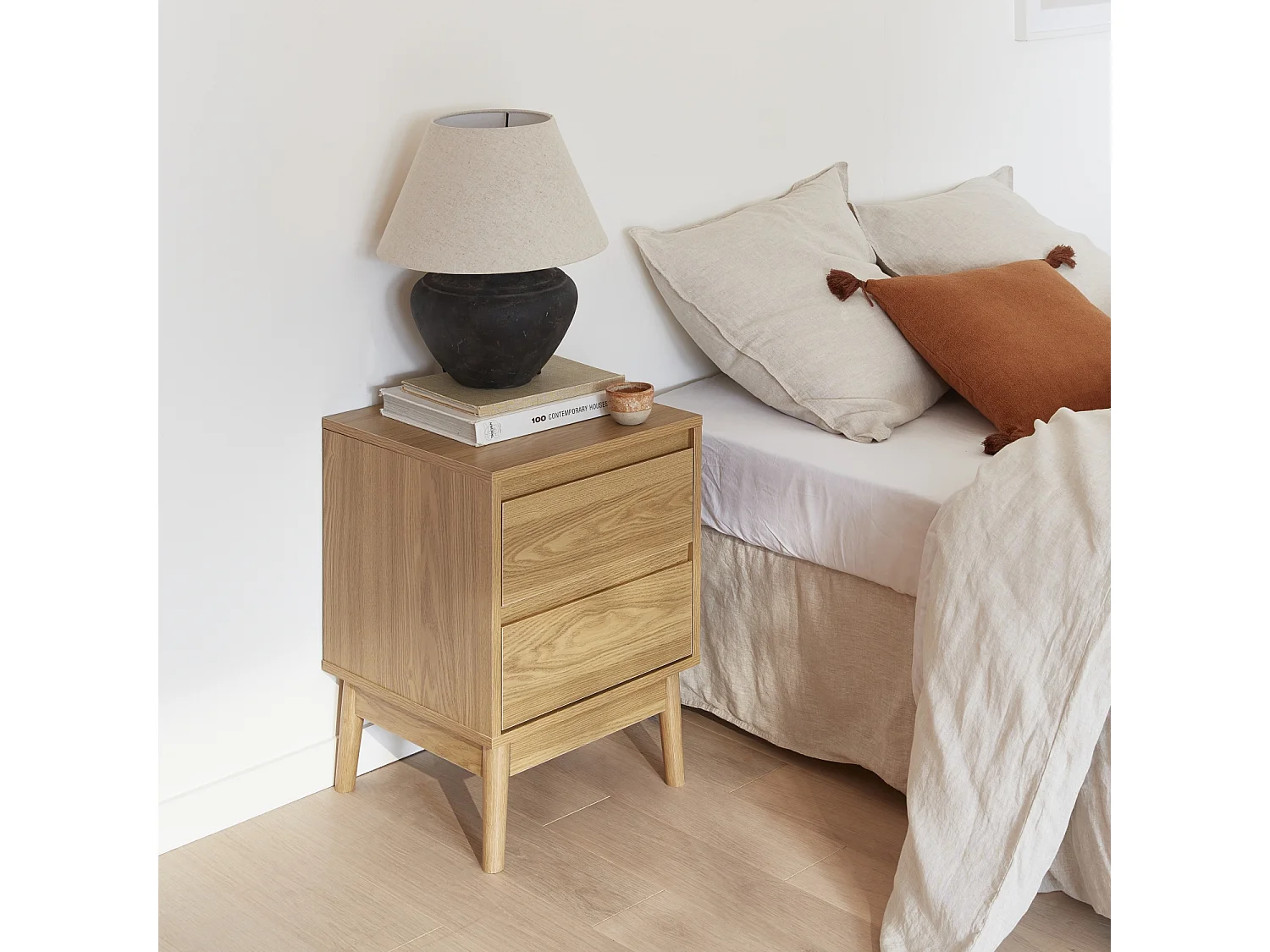 Comodino effetto legno con due cassetti, marrone naturale