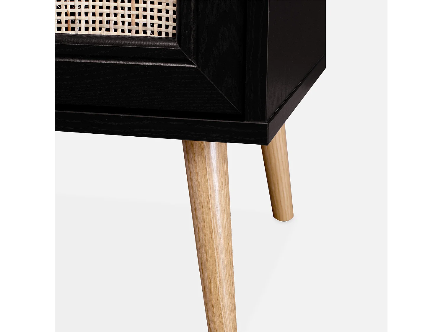 Mesita de noche escandinava de efecto madera y caña negro