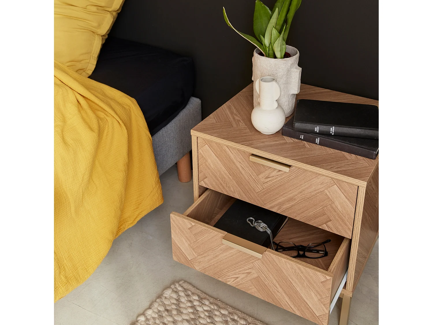 Table de chevet. Budapest. deux tiroirs. L 45 x l 40 x H 45cm