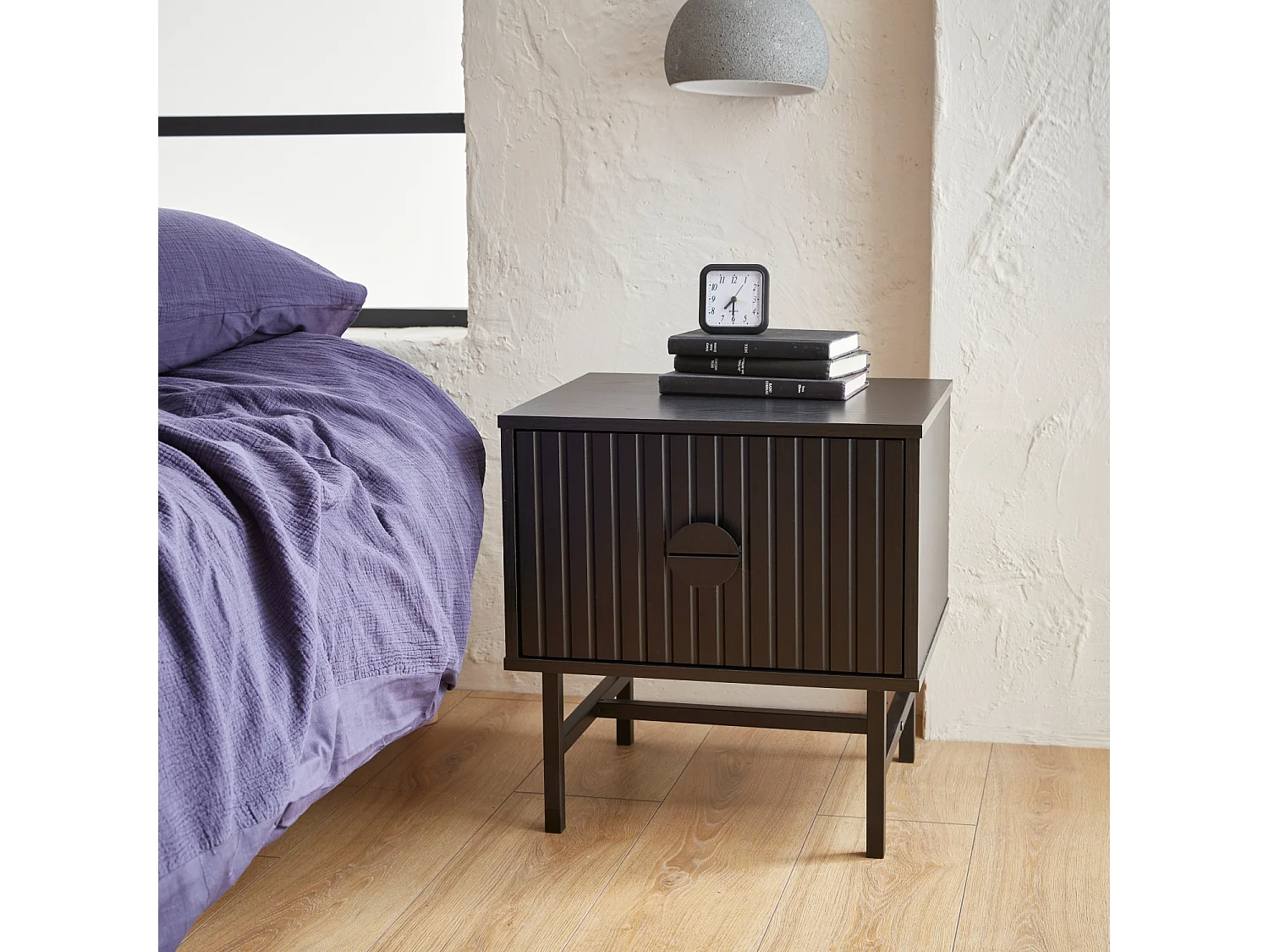 Comodino con effetto legno scanalato, nero