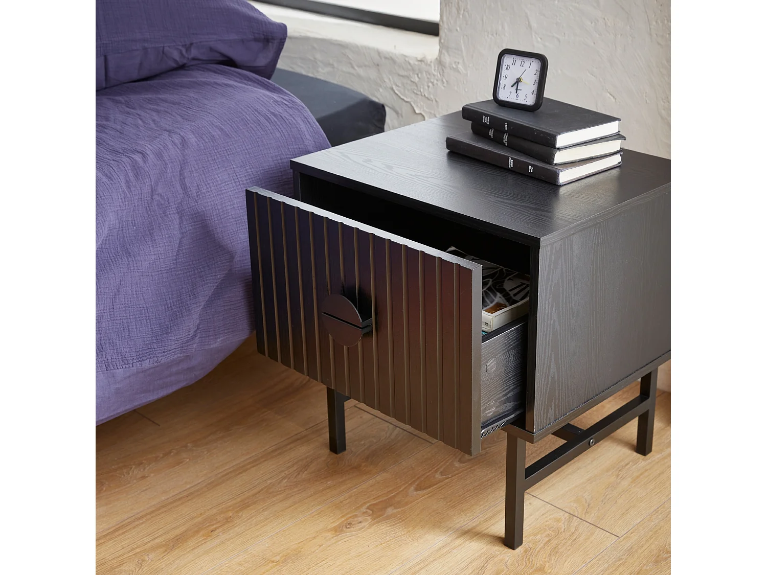 Mesita de noche con efecto madera acanalada negra negro