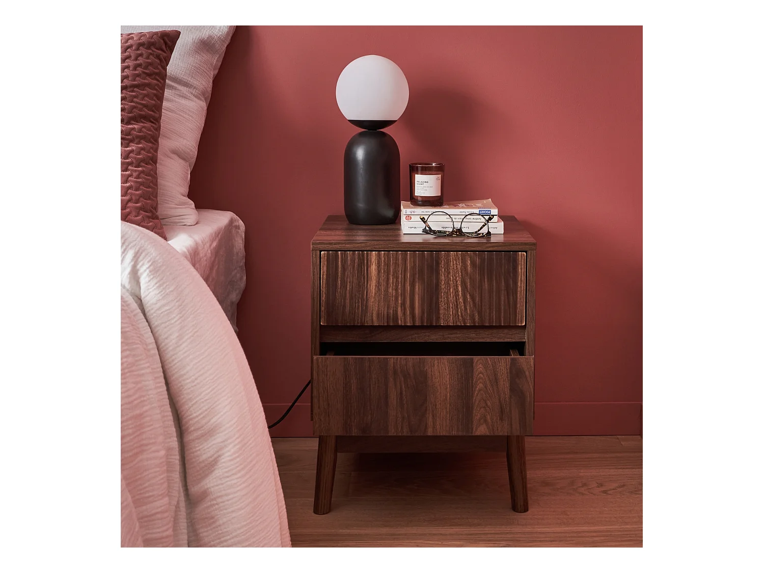 Table de chevet deux tiroirs. décor bois de noyer et piétement en pin - Linear