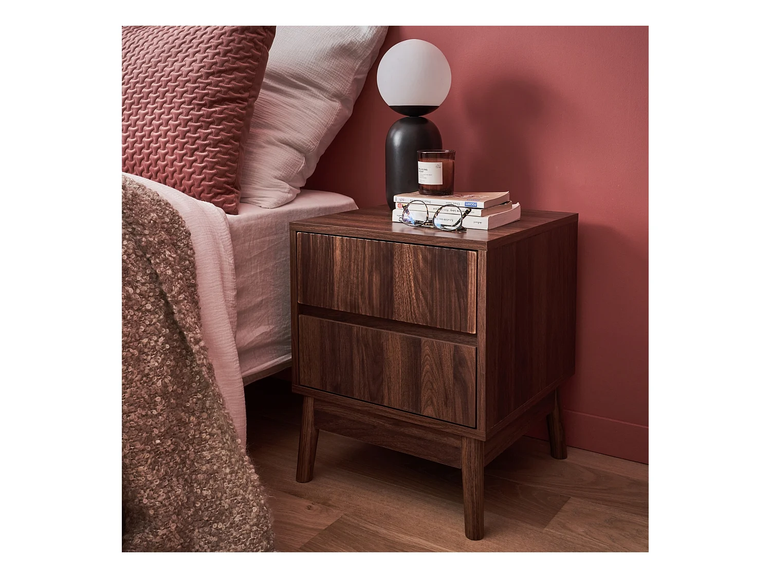 Table de chevet deux tiroirs. décor bois de noyer et piétement en pin - Linear