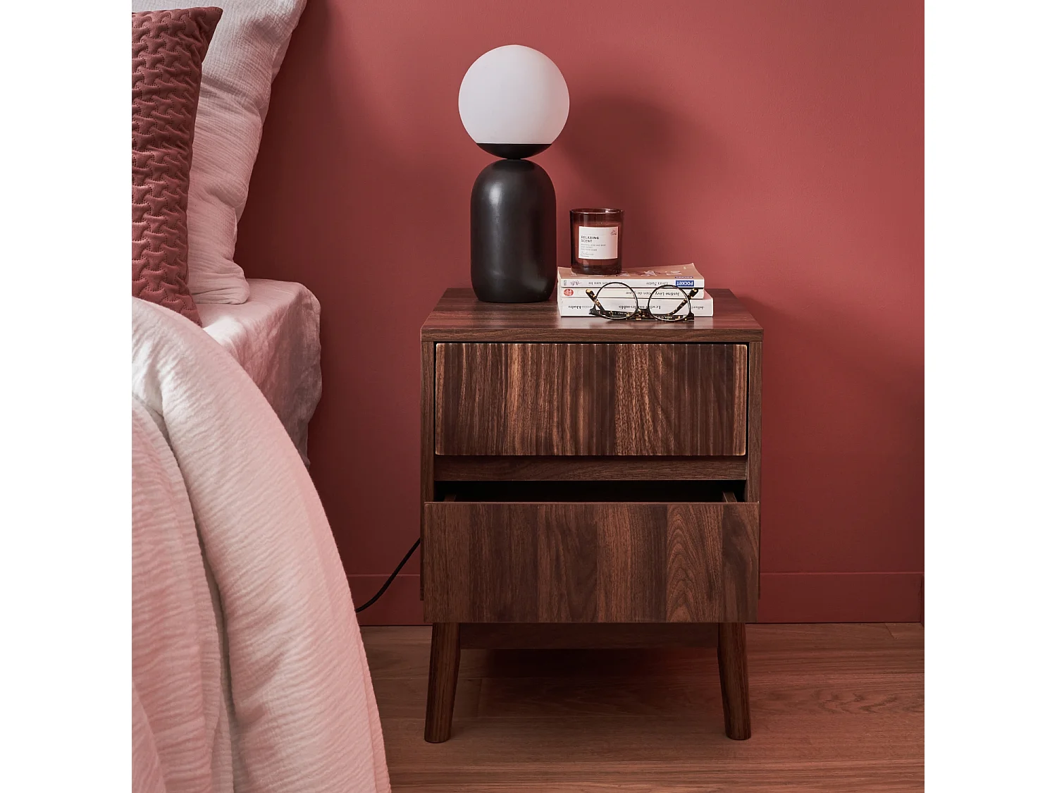 Table de chevet deux tiroirs. décor bois de noyer et piétement en pin - Linear