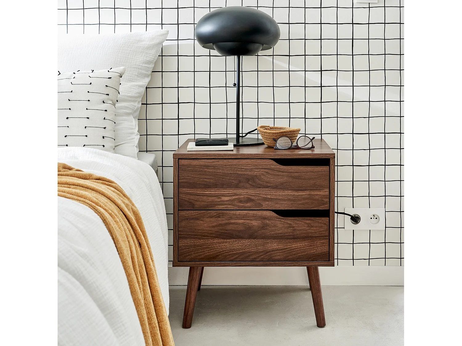 Mesita de noche en acabado estilo nogal, 2 cajones marrón