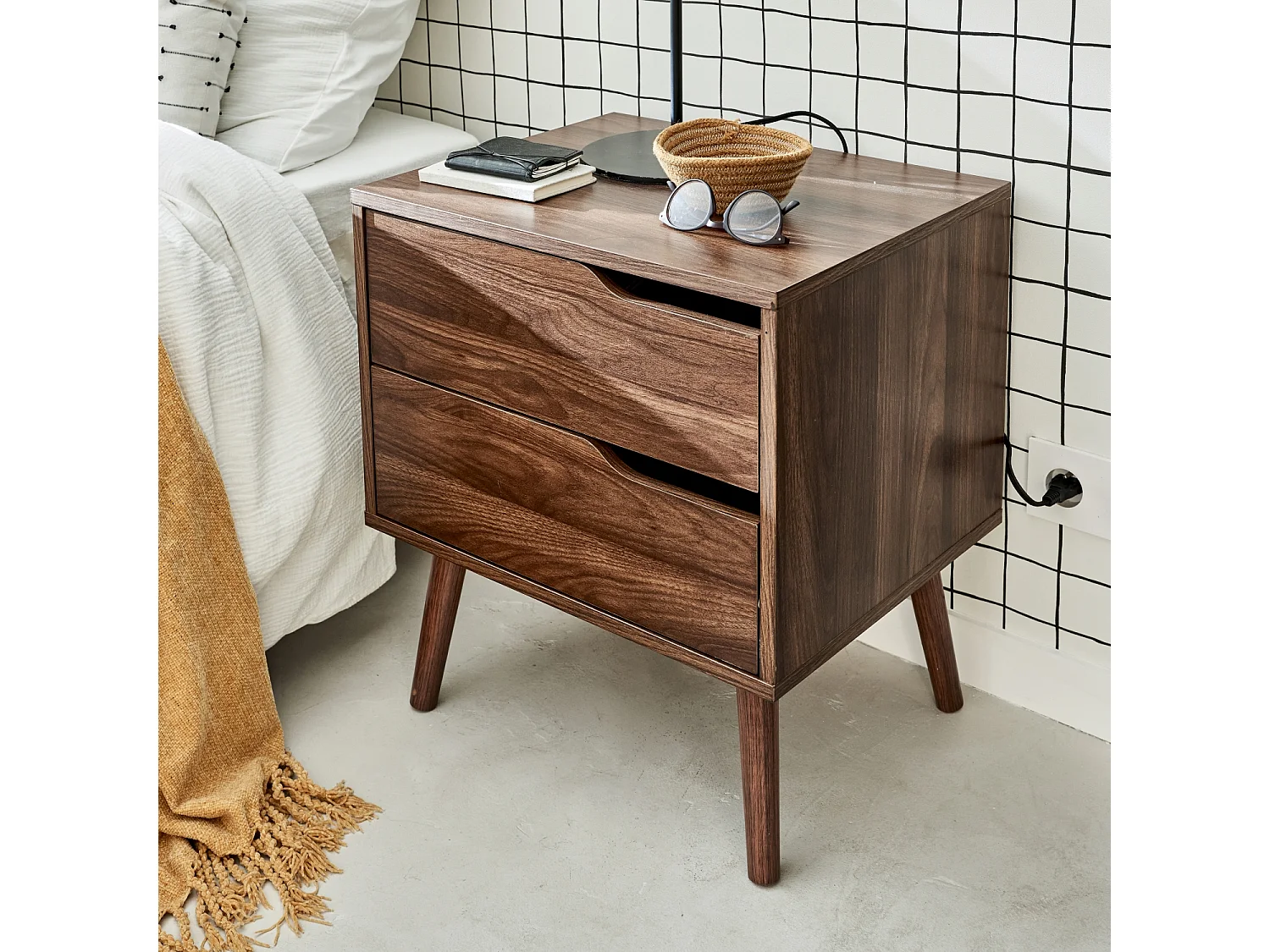 Mesita de noche en acabado estilo nogal, 2 cajones marrón
