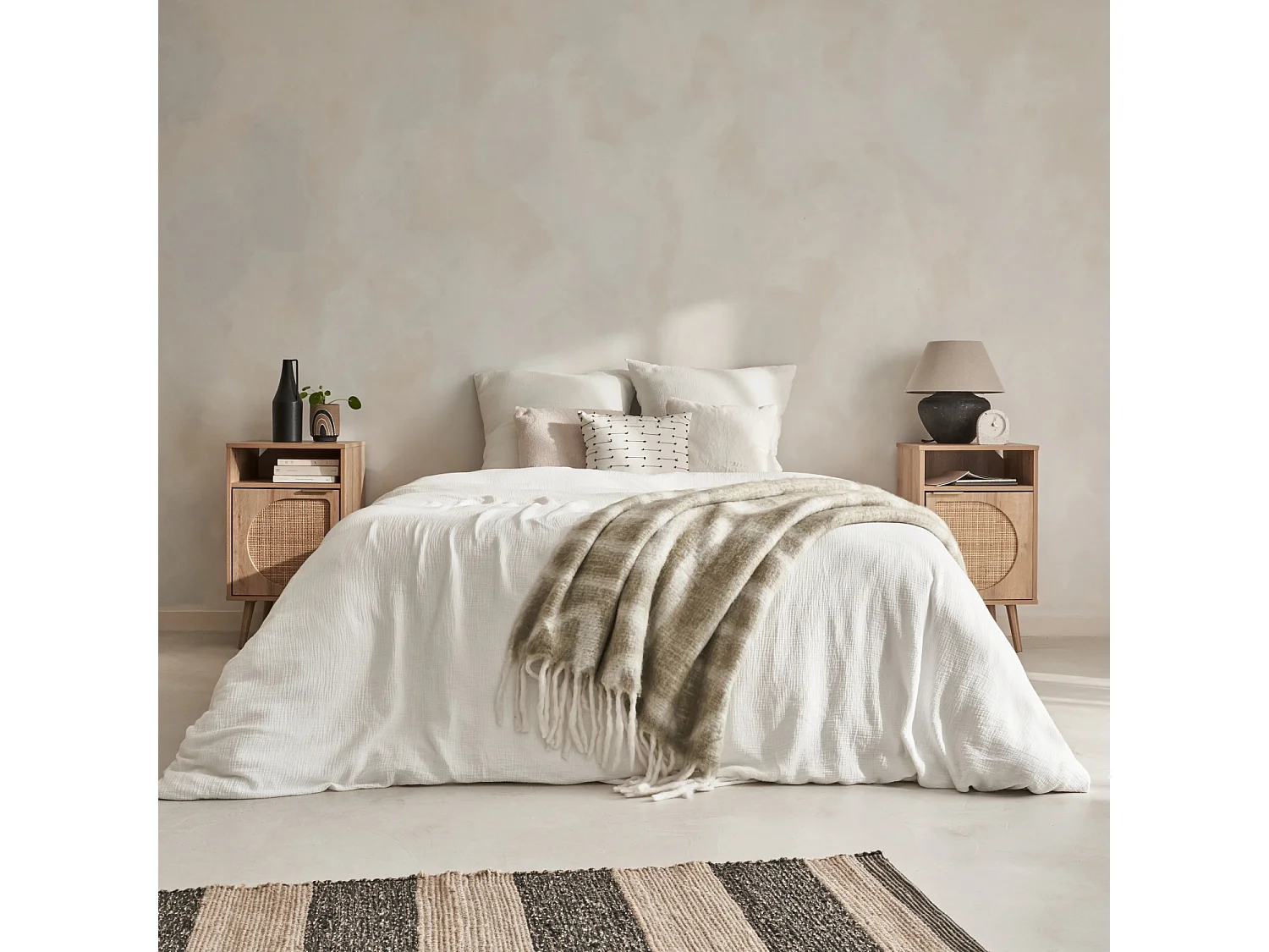 Set 2 comodini, decoro in legno, canalina arrotondata, marrone