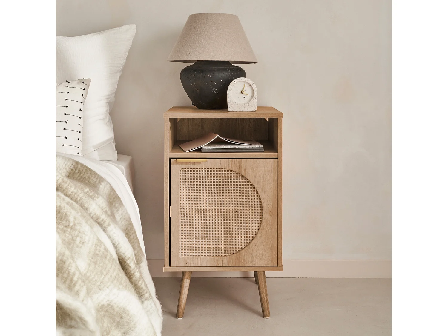 Lot de 2 tables de chevet. Eva. décor bois et cannage arrondi. une porte. un espace de rangement. L40 x l39 x H65.8cm