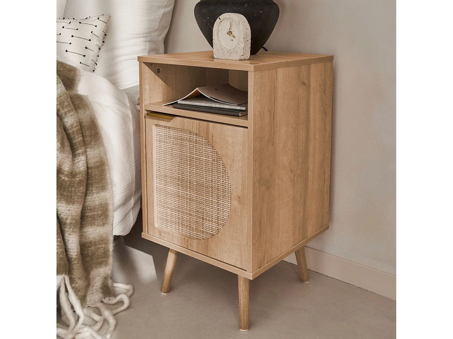 Lot de 2 tables de chevet. Eva. décor bois et cannage arrondi. une porte. un espace de rangement. L40 x l39 x H65.8cm