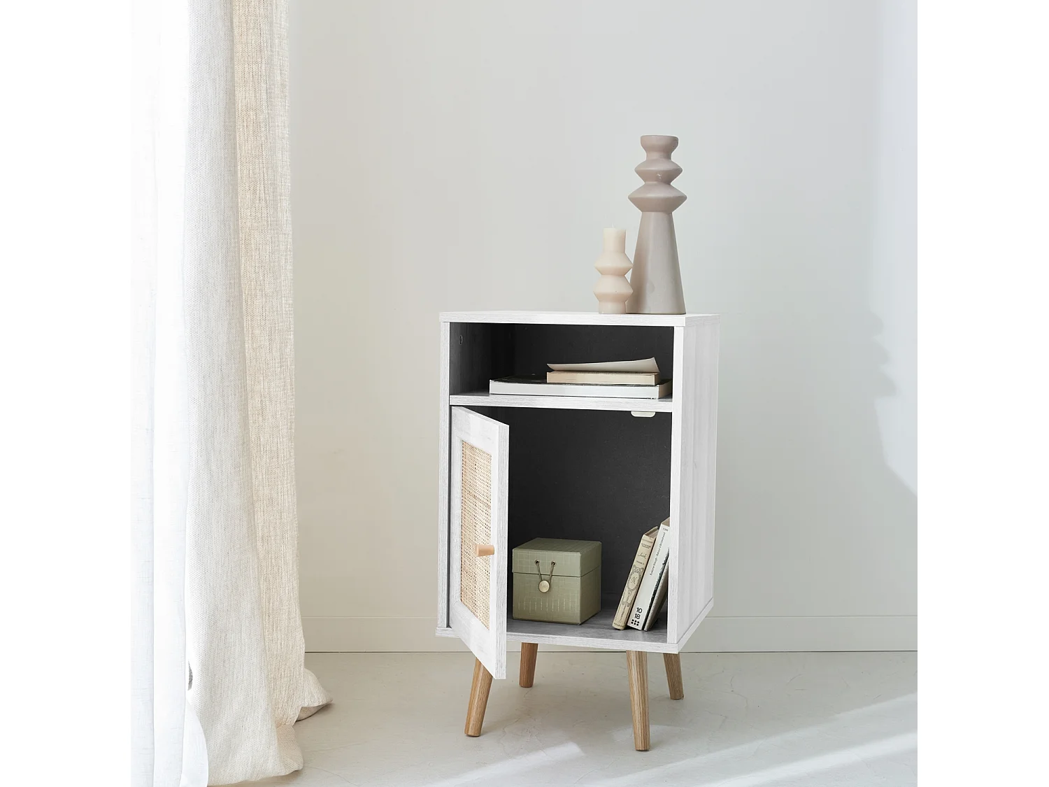 Comodino scandinavo in vimini, bianco sporco