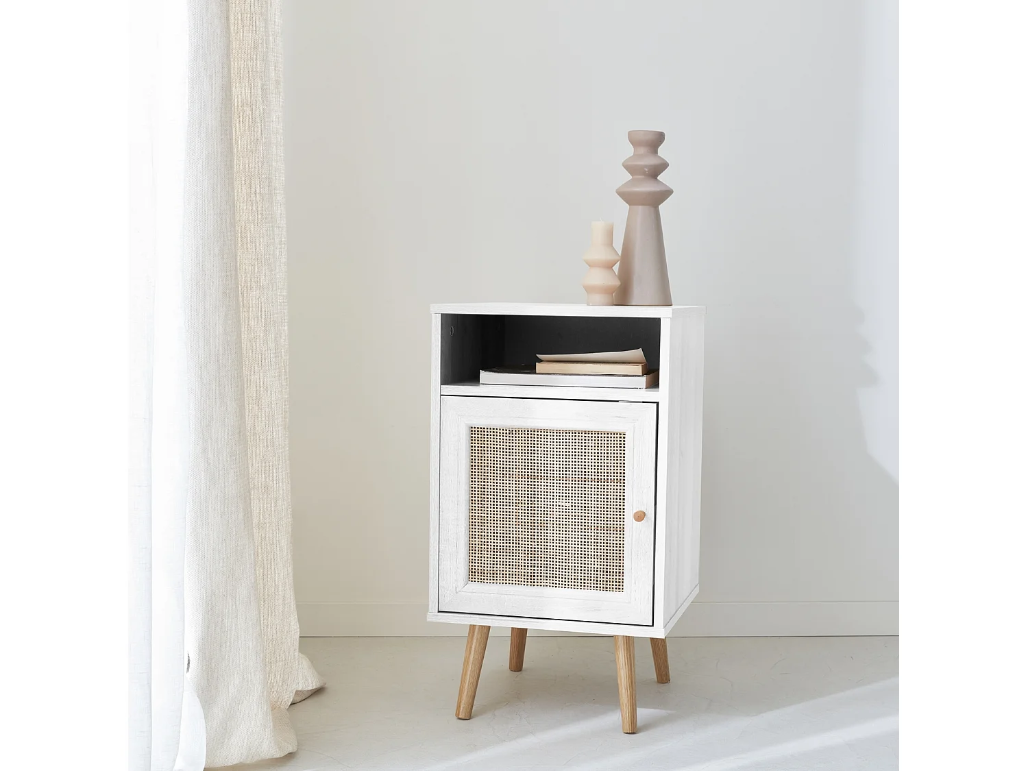 Table de chevet décor bois blanc en cannage - Bohème - 40x39x70cm. blanc - 2 niveaux - 1 porte - 1 espace de rangement - pieds scandinaves