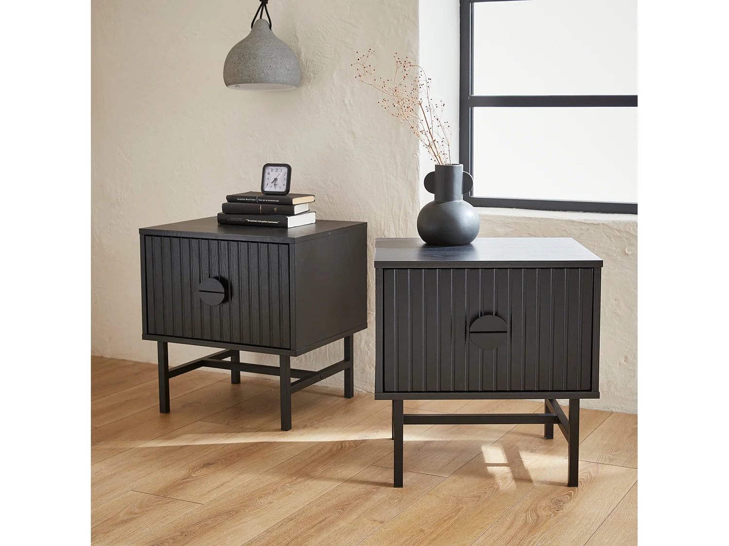 Lot de 2 tables de chevet noires. un tiroir. L 48 x l 39 x H 50cm