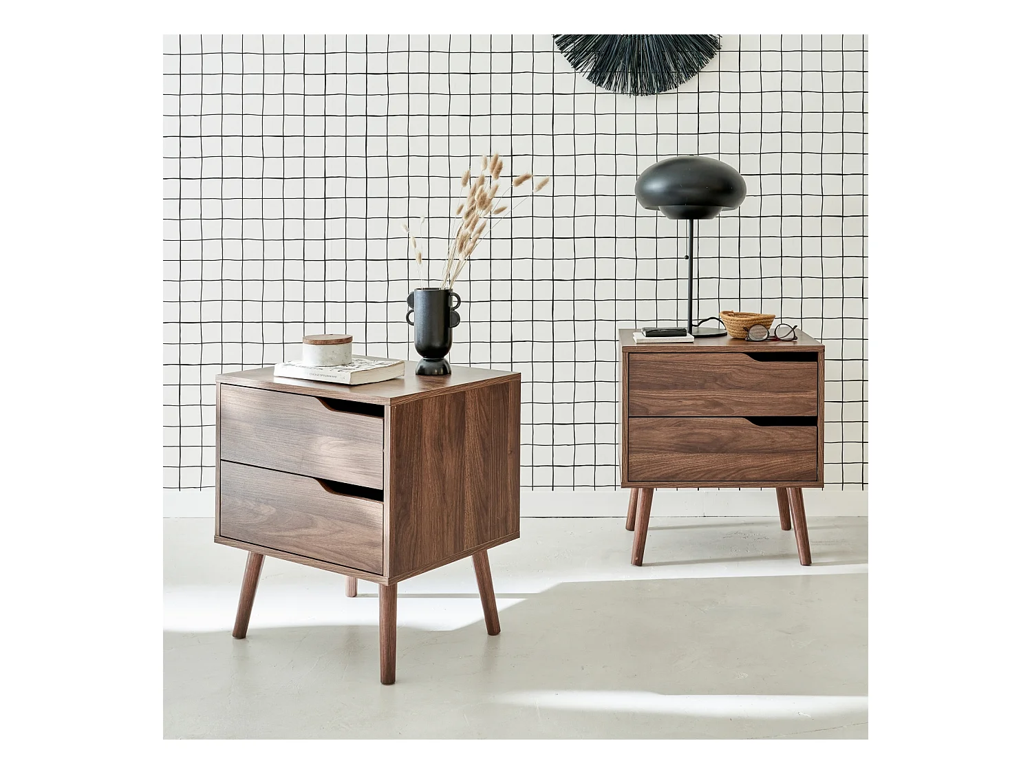 Lot de 2 tables de chevet décor bois teinté noyer. 2 tiroirs. pieds en pin massif