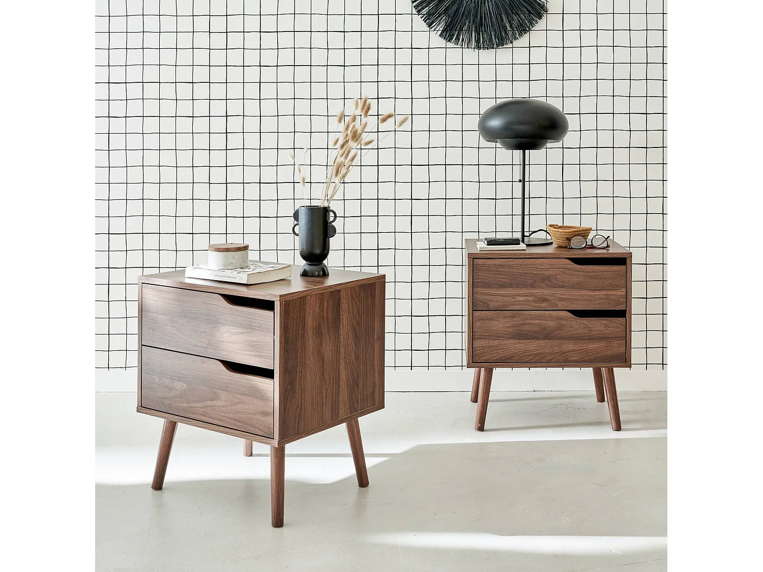 Lot de 2 tables de chevet décor bois teinté noyer. 2 tiroirs. pieds en pin massif