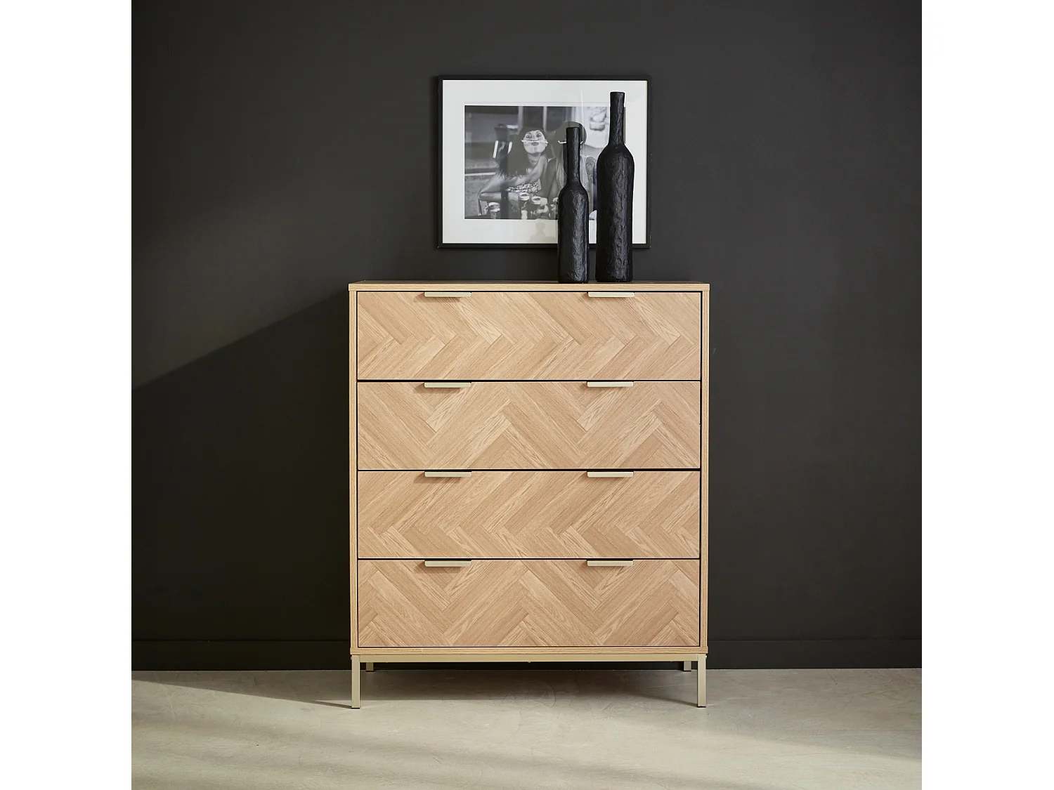 Commode Budapest. quatre tiroirs. décor chevrons L 80 x l 40 x H 95cm