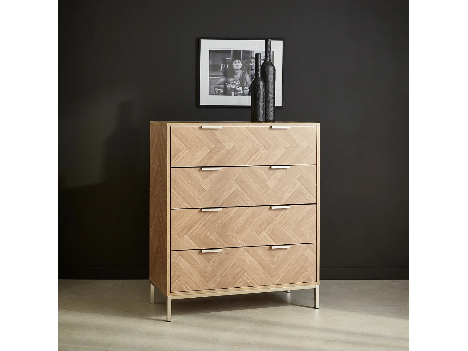 Commode Budapest. quatre tiroirs. décor chevrons L 80 x l 40 x H 95cm