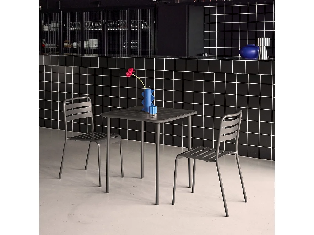 Table de jardin métal + 2 assises anthracite Amélia. lattes et bords arrondis. traitement antirouille