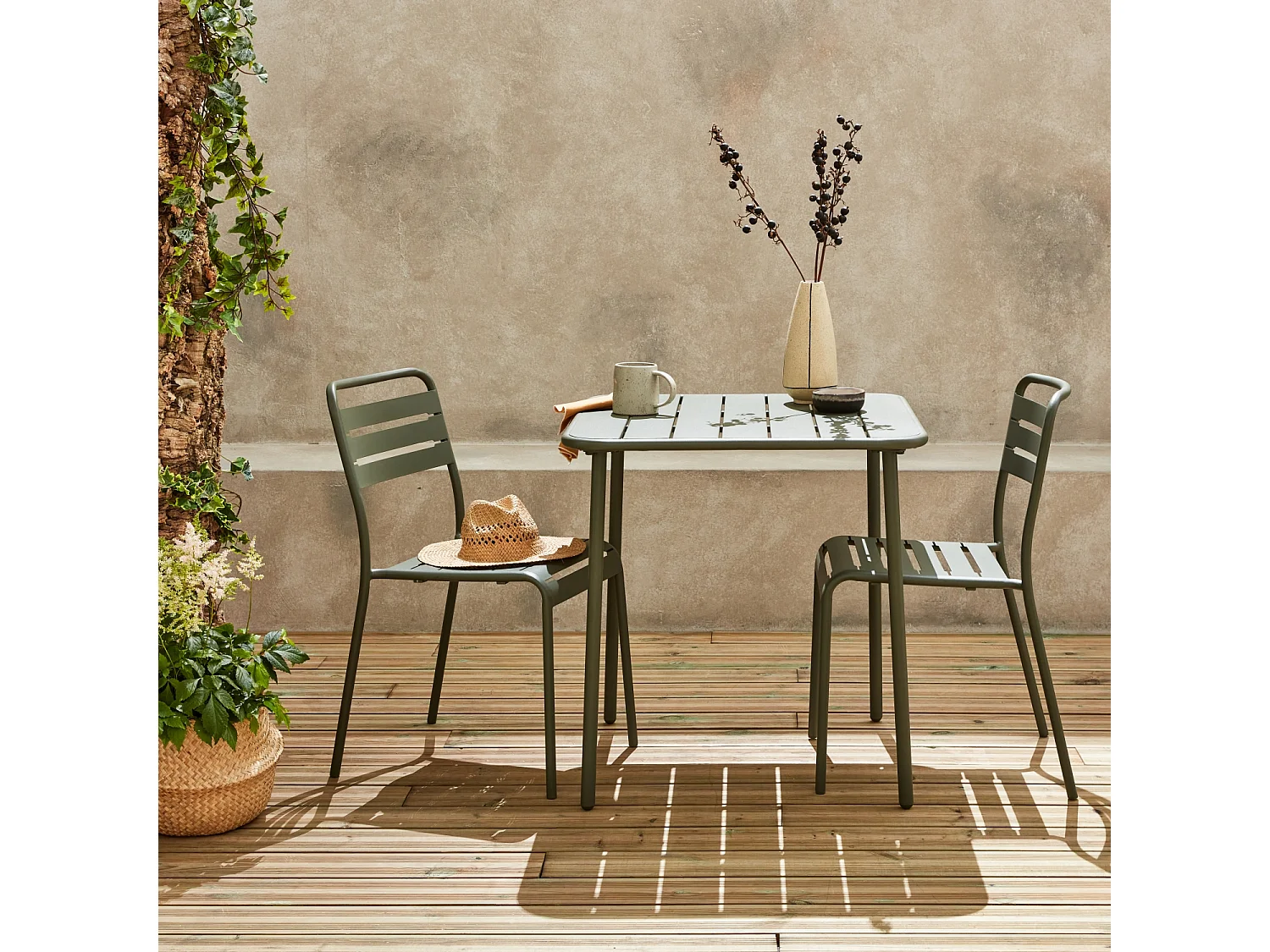 Table de jardin métal + 2 assises kaki Amélia. lattes et bords arrondis. traitement antirouille