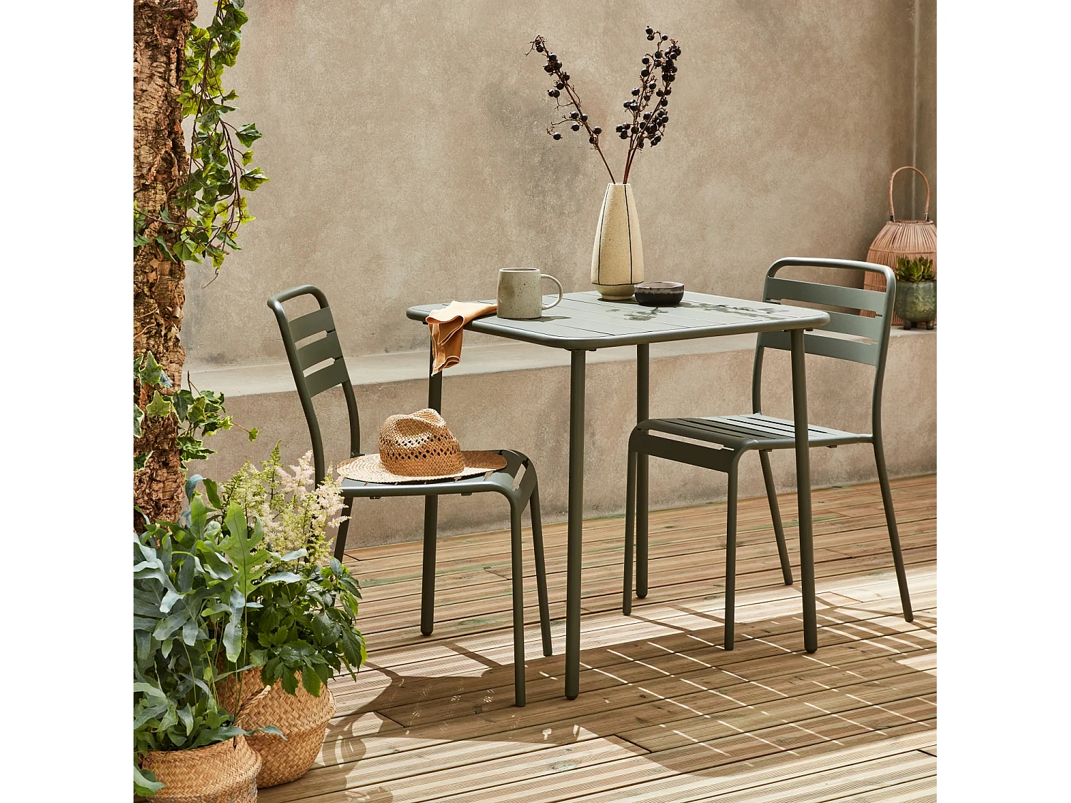 Table de jardin métal + 2 assises kaki Amélia. lattes et bords arrondis. traitement antirouille