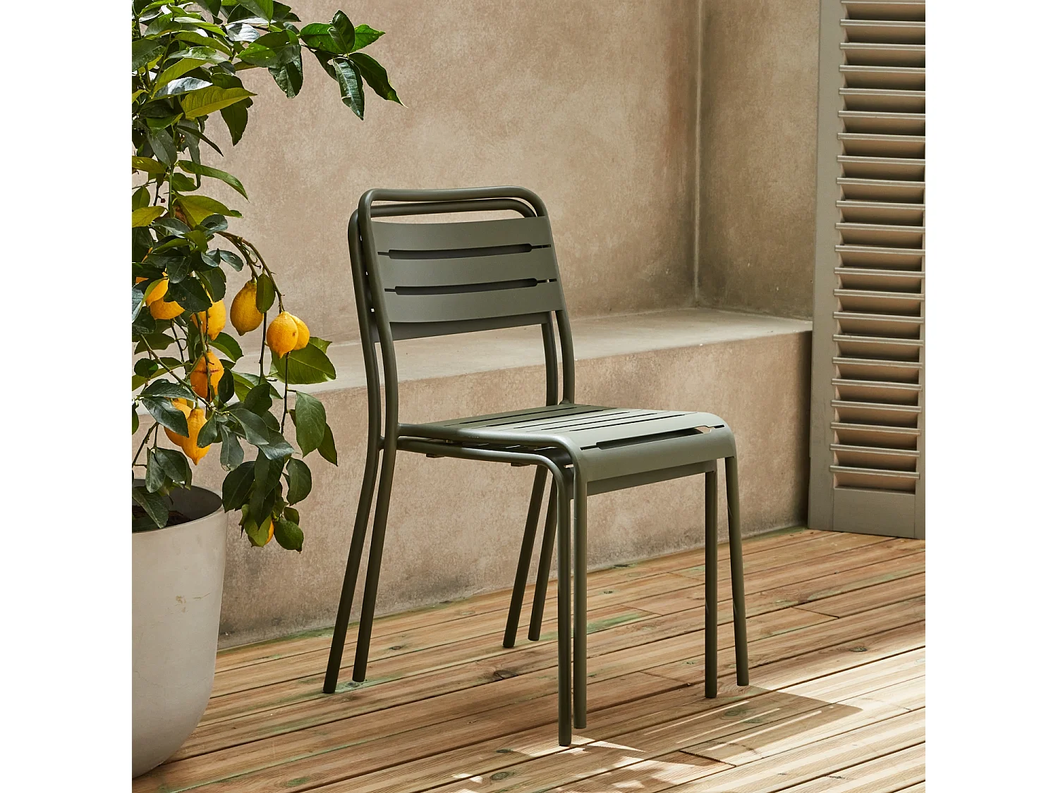 Table de jardin métal + 2 assises kaki Amélia. lattes et bords arrondis. traitement antirouille