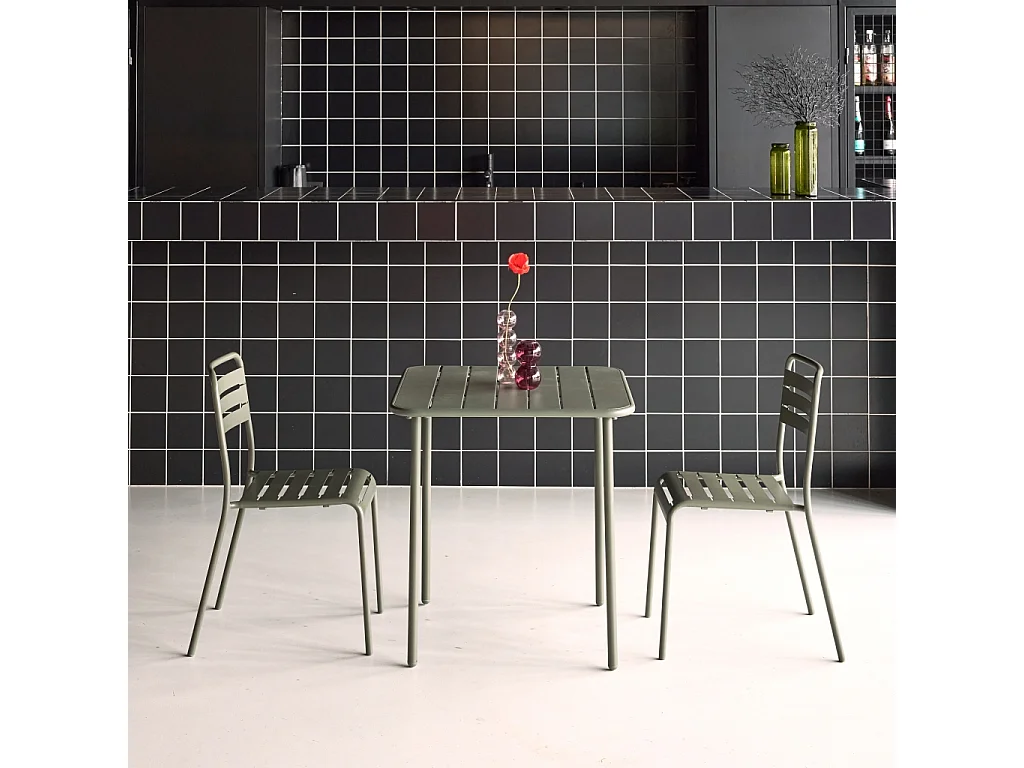 Table de jardin métal + 2 assises kaki Amélia. lattes et bords arrondis. traitement antirouille