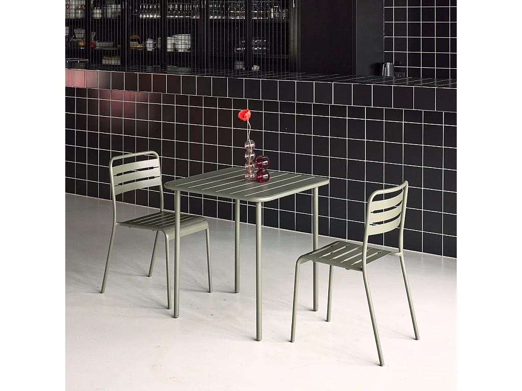 Table de jardin métal + 2 assises kaki Amélia. lattes et bords arrondis. traitement antirouille