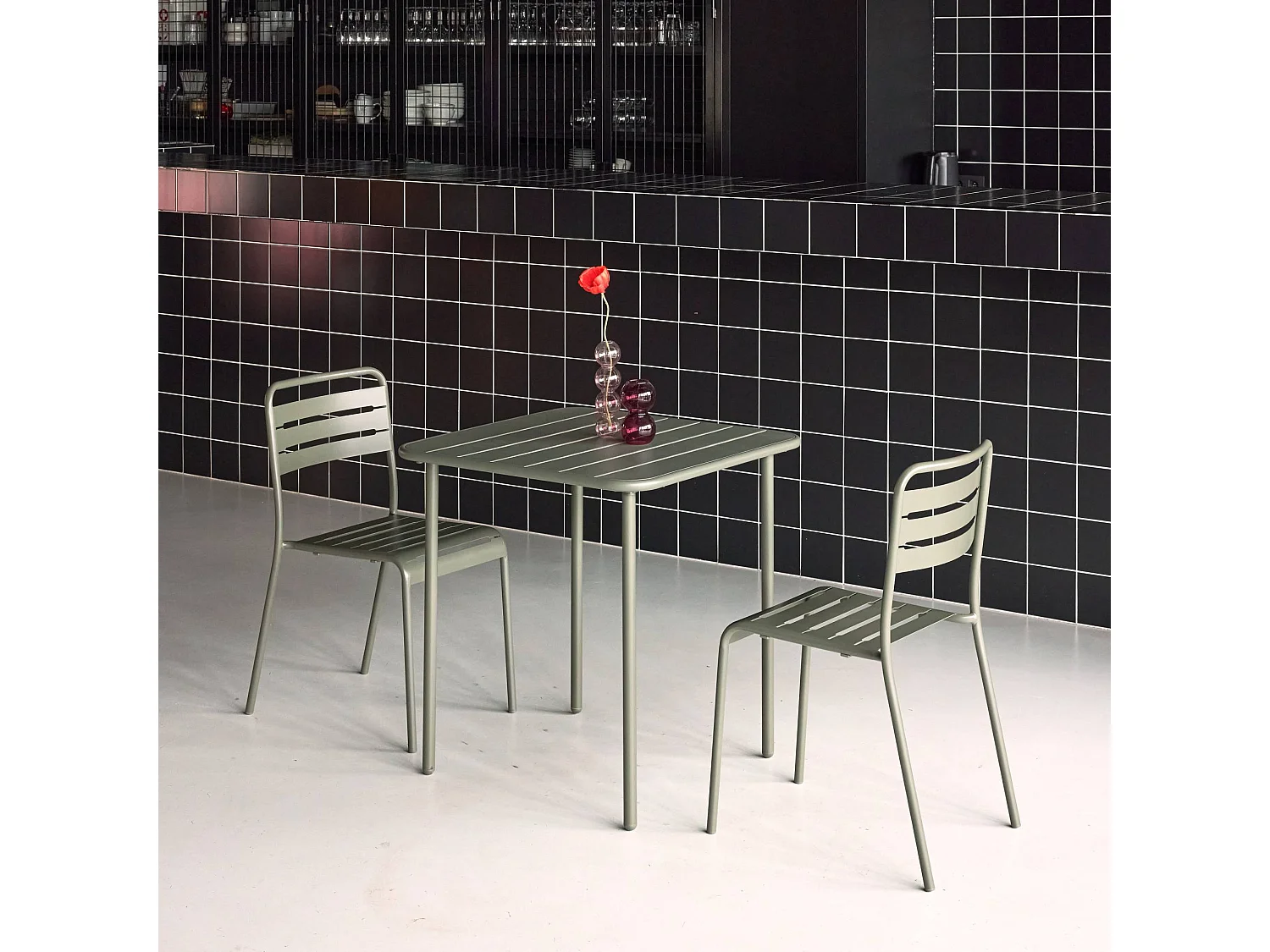 Mesa de jardín de metal con 2 sillas verde kaki