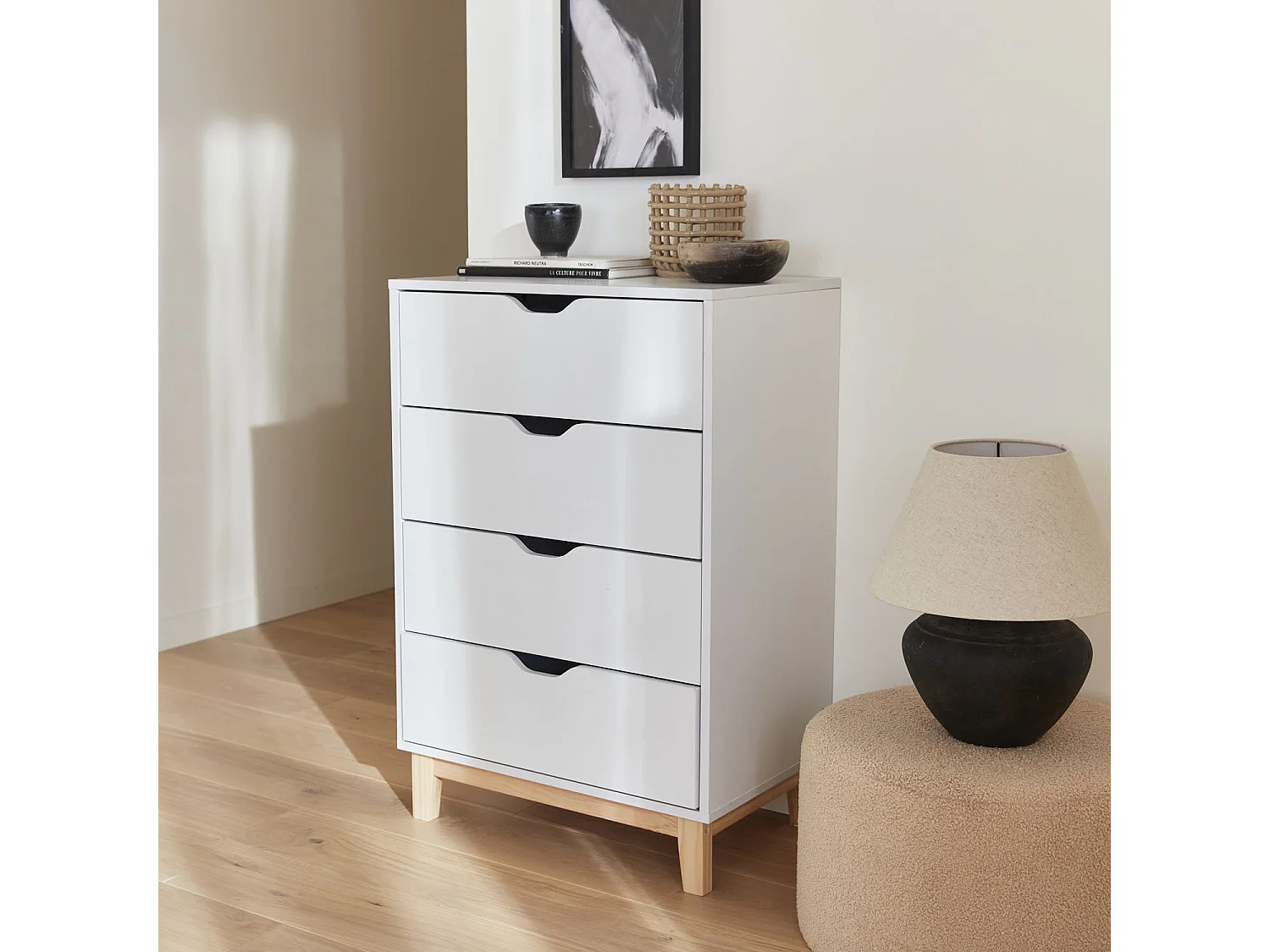 Cómoda efecto madera con patas de madera, 4 cajones blanco