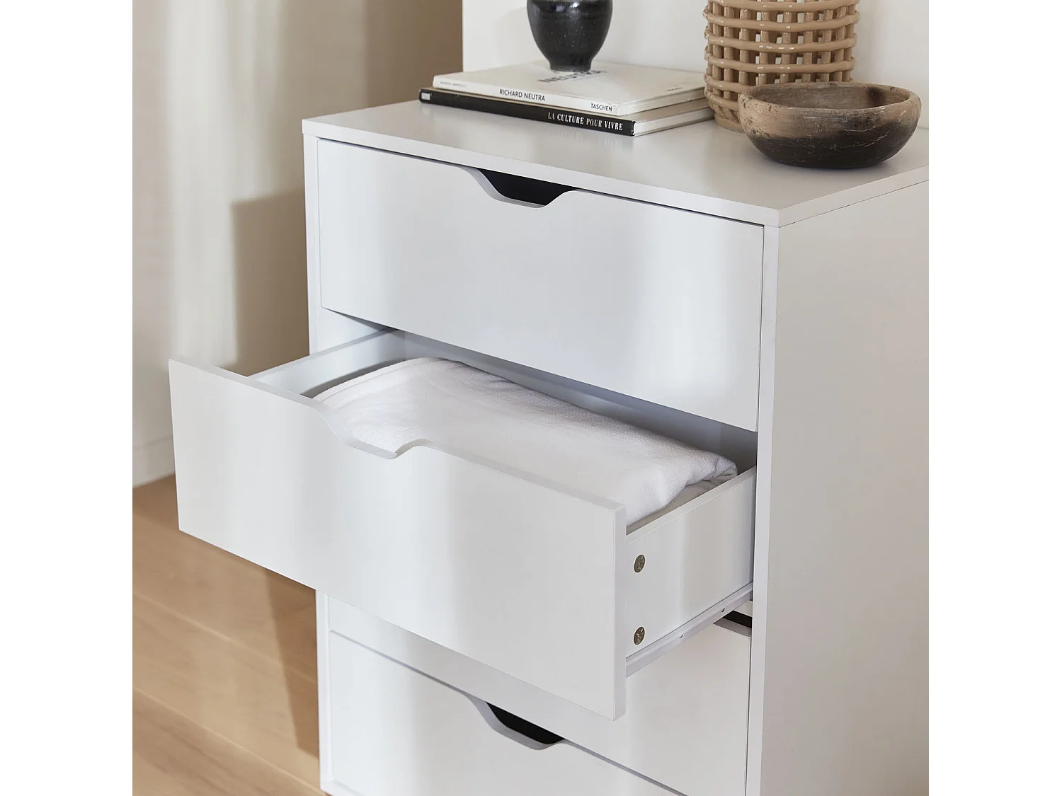 Cómoda efecto madera con patas de madera, 4 cajones blanco