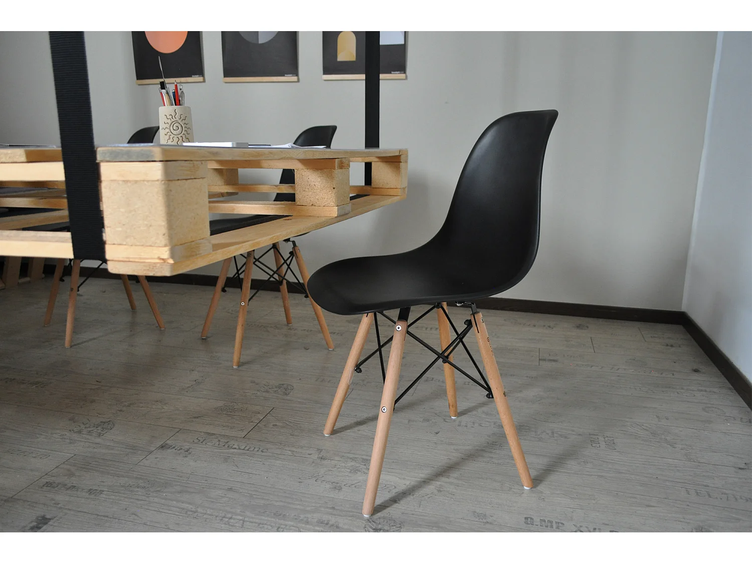 Sedia in plastica nera con piede in legno (2pz)