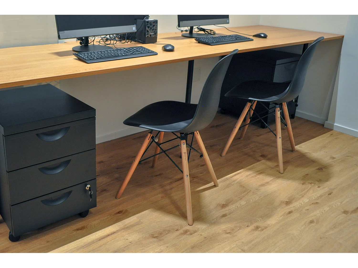 Sedia in plastica nera con piede in legno (2pz)