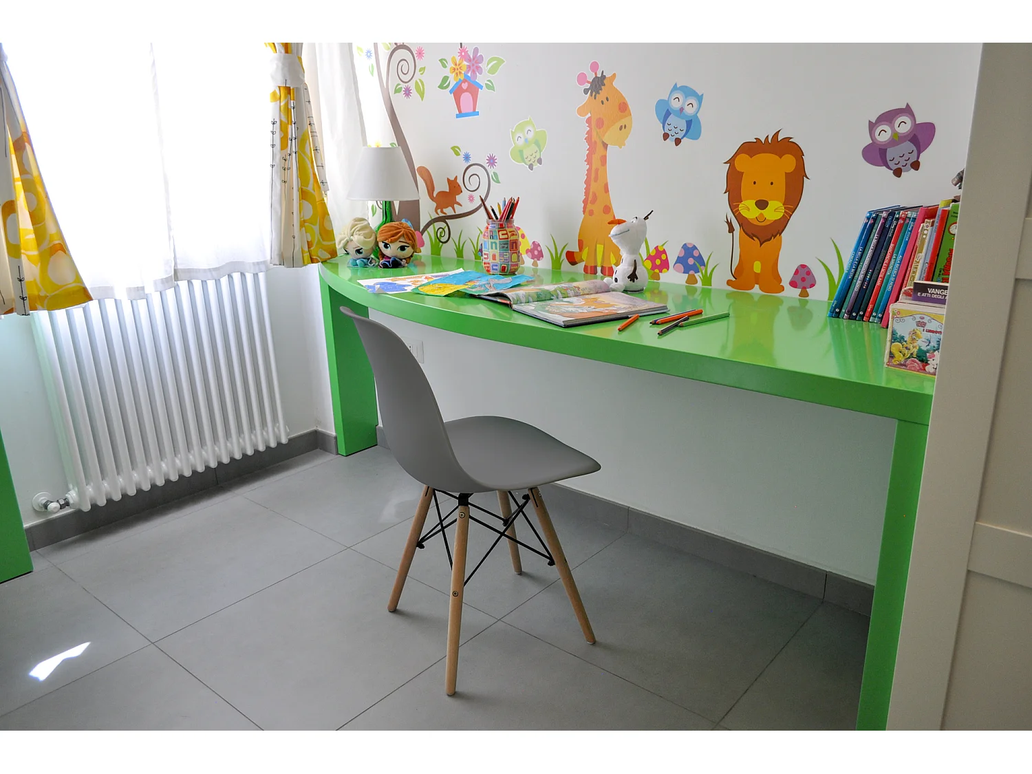 Sedia in plastica grigia con piede in legno (2pz)