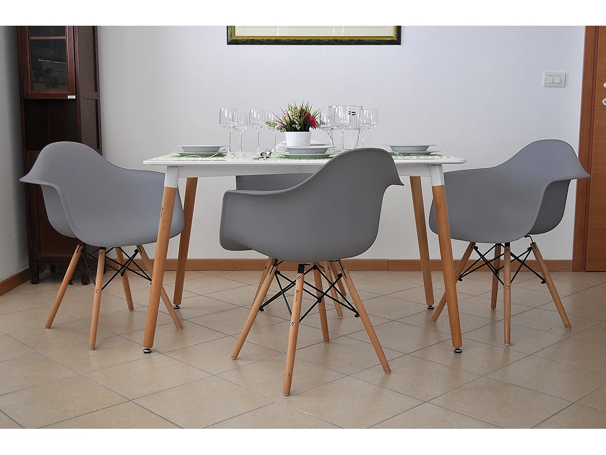 Sedia in plastica grigia, poltrona con piedi in legno (2 pz)