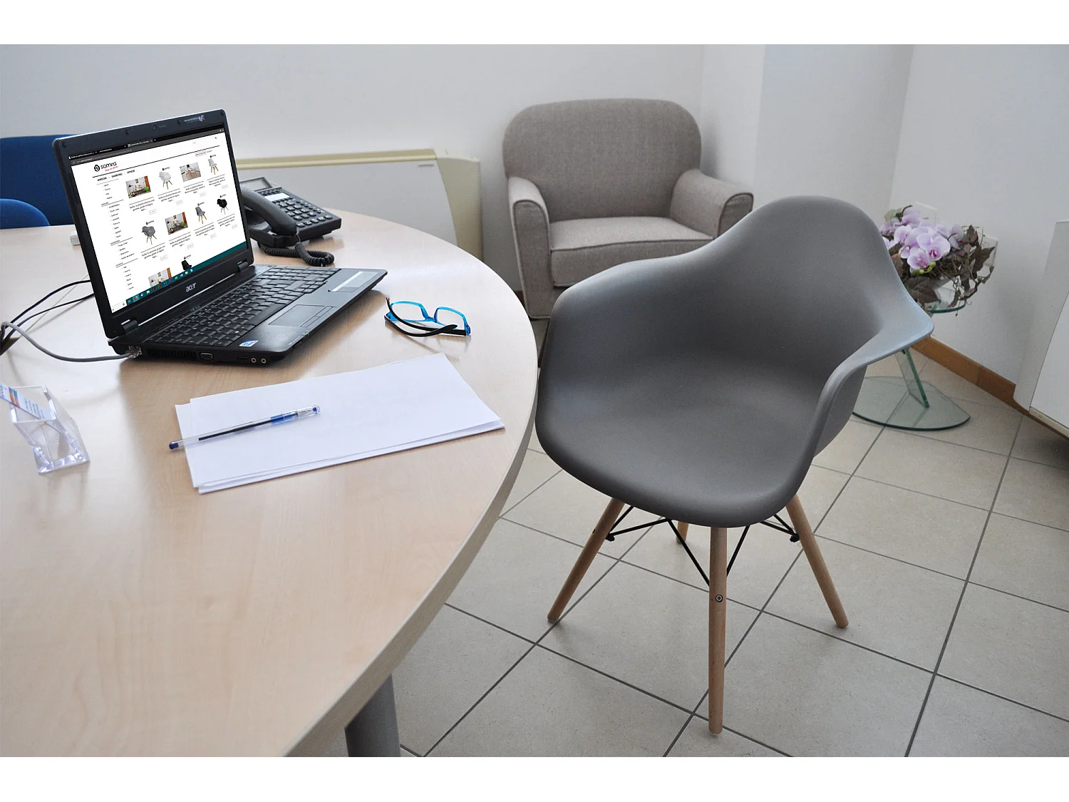 Sedia in plastica grigia, poltrona con piedi in legno (2 pz)