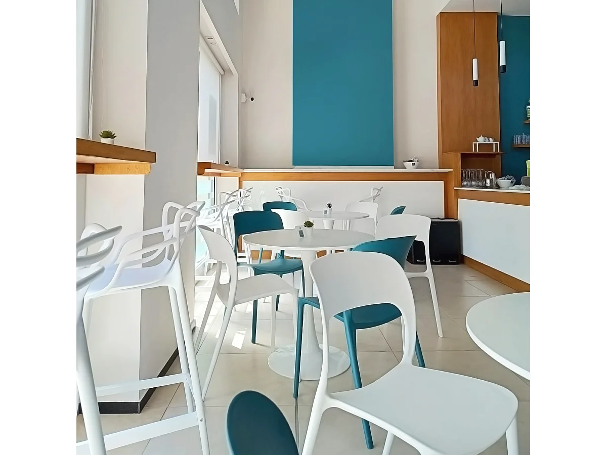 Sedia impilabile in polipropilene bianca mod. Maya  (2 Pz.)