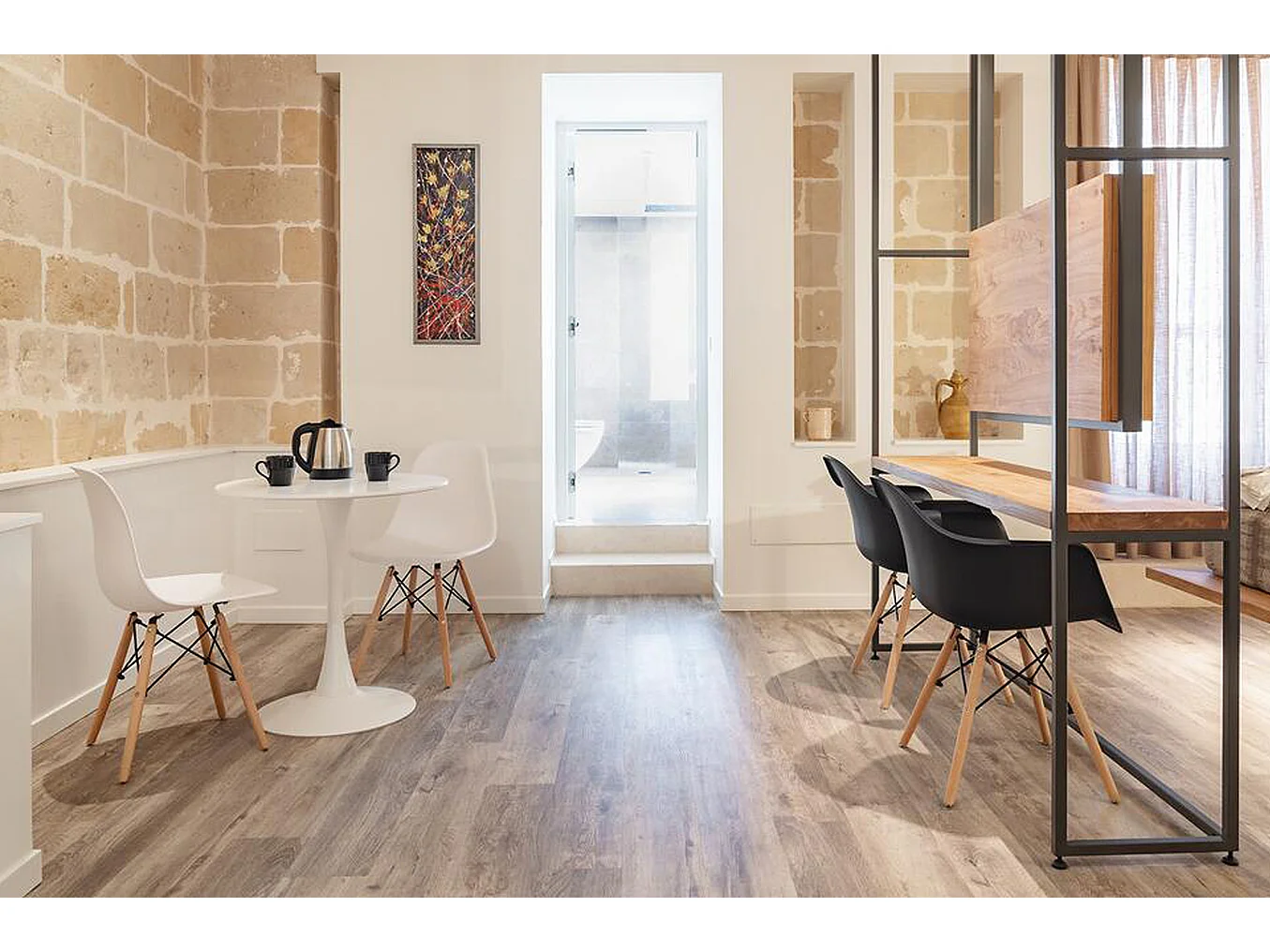 Sedia in plastica nera, poltrona con piedi in legno (2 pz)