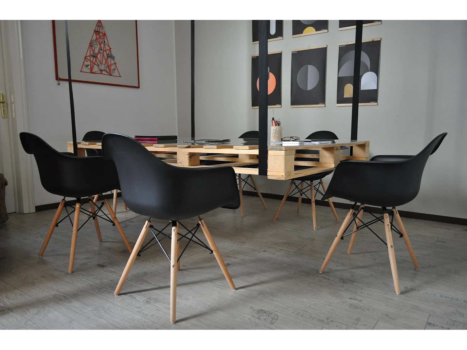 Sedia in plastica nera, poltrona con piedi in legno (2 pz)