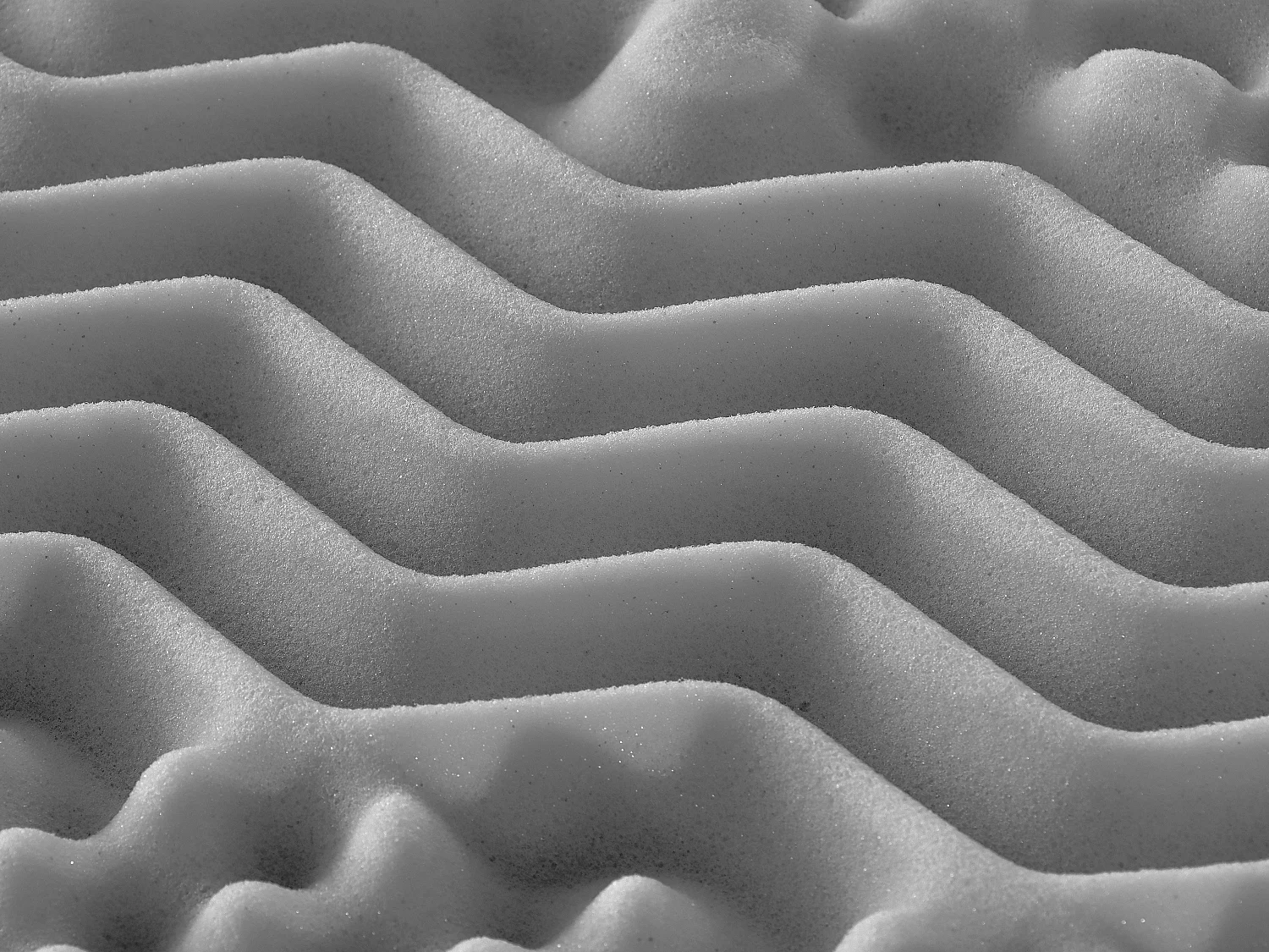 Nakładka na materac 140 x 190 cm 7-strefowa z pamięcią kształtu i oczyszczającym węglem o grub. 5 cm - NISIDA marki NATUREA