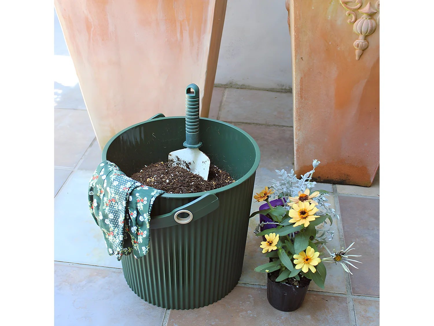 Secchio portaoggetti verde da 10 litri