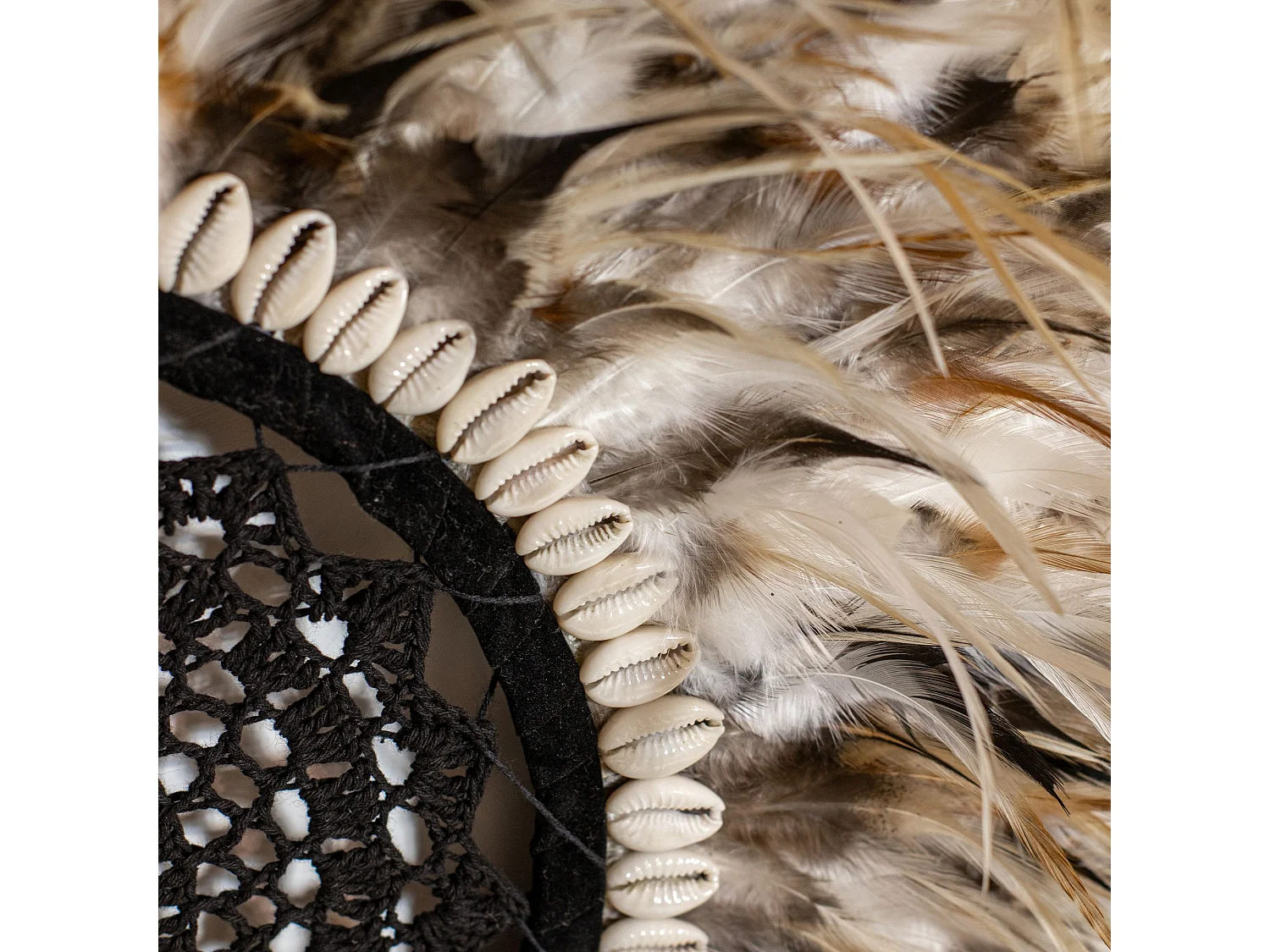Now's Home - Decoration En Plumes Jujuhat Naturelles/ Coquillages O50 Cm Kapau