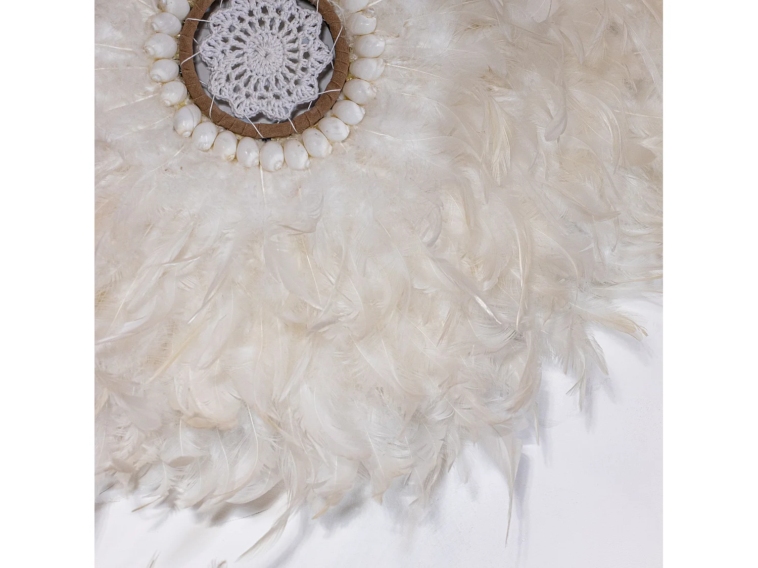 Now's Home - Jujuhat Decoration En Plumes Blanches Et Coquillages O40 Cm Kapau
