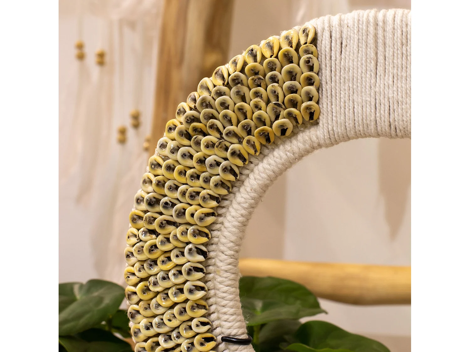 Now's Home - Collier De Coquillages Sur Socle En Metal H37cm Linh