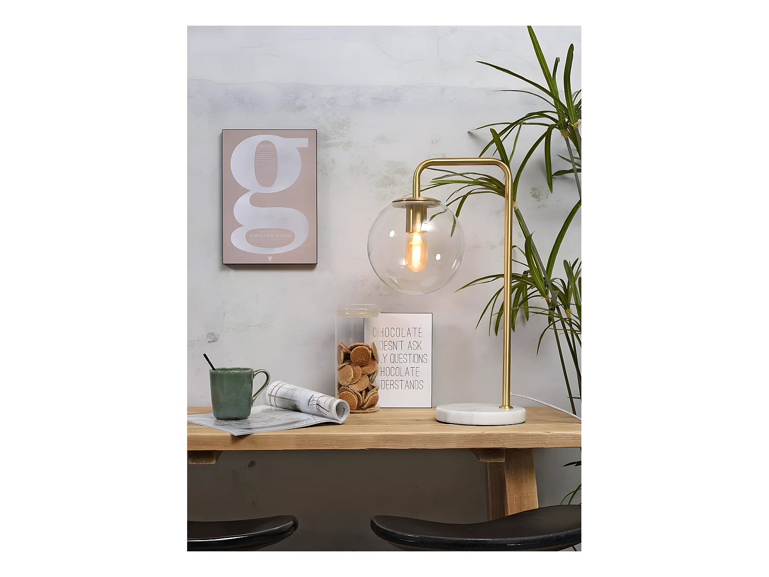 Lampe de table en métal doré avec sphère transparente