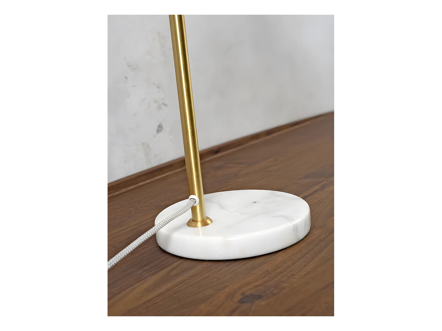 Lampe de table en métal doré avec sphère transparente