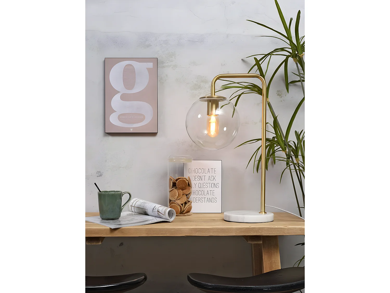 Lampe de table en métal doré avec sphère transparente