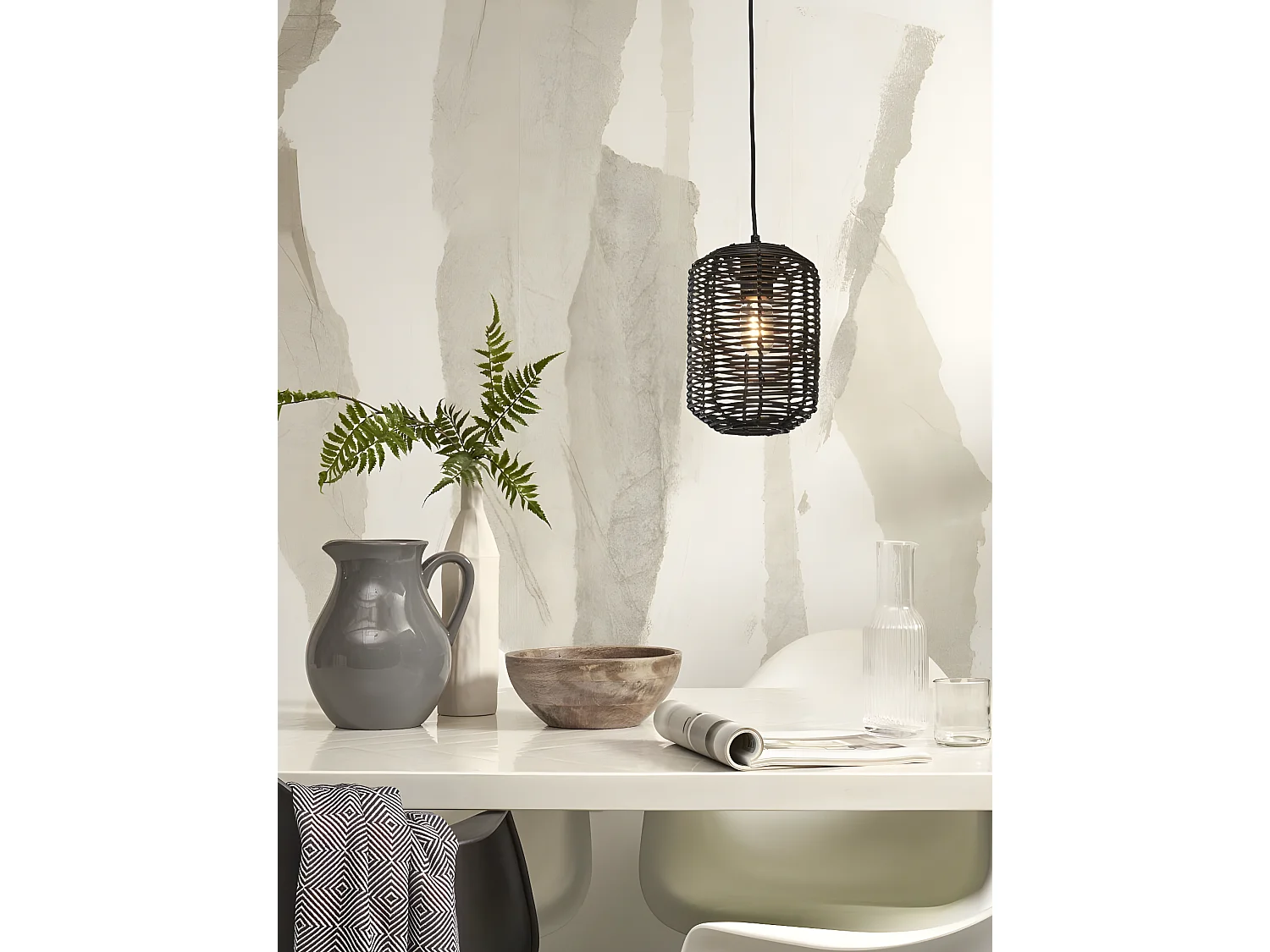 Suspension cylindrique en rotin noir avec fil noir