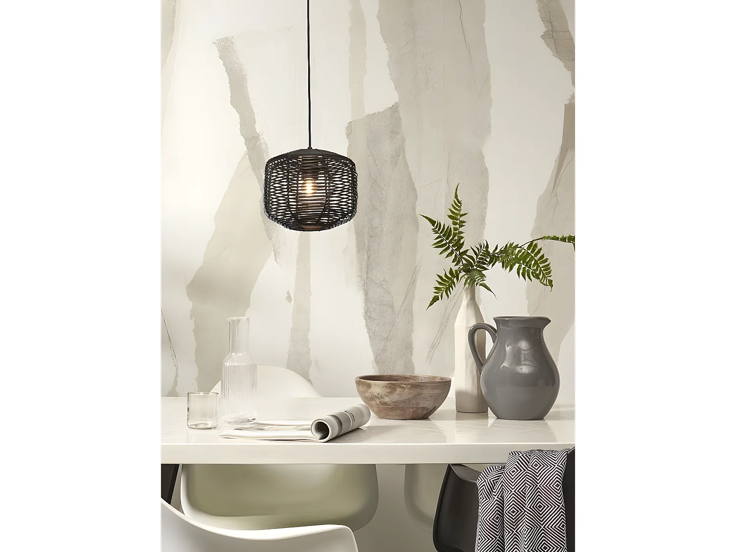 Ronde ophanging in zwart rotan met zwarte draad