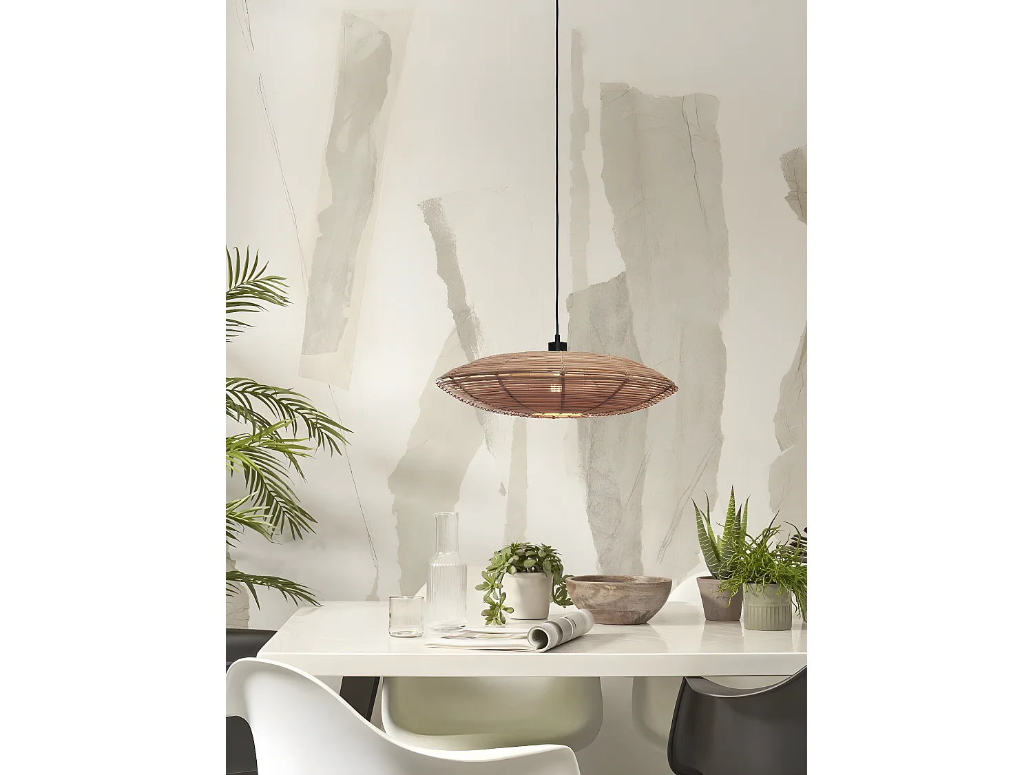 Suspension ronde en rotin marron avec fil noir