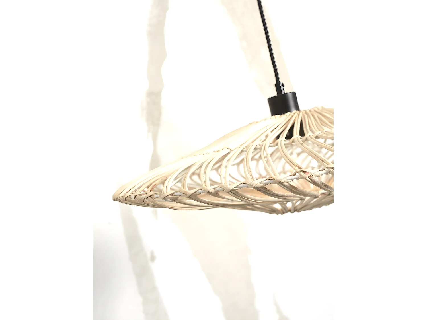 Suspension ronde en rotin blanc avec fil noir gainé